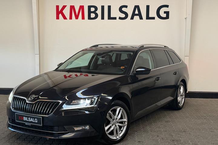 Sort Skoda Superb fra 2019
