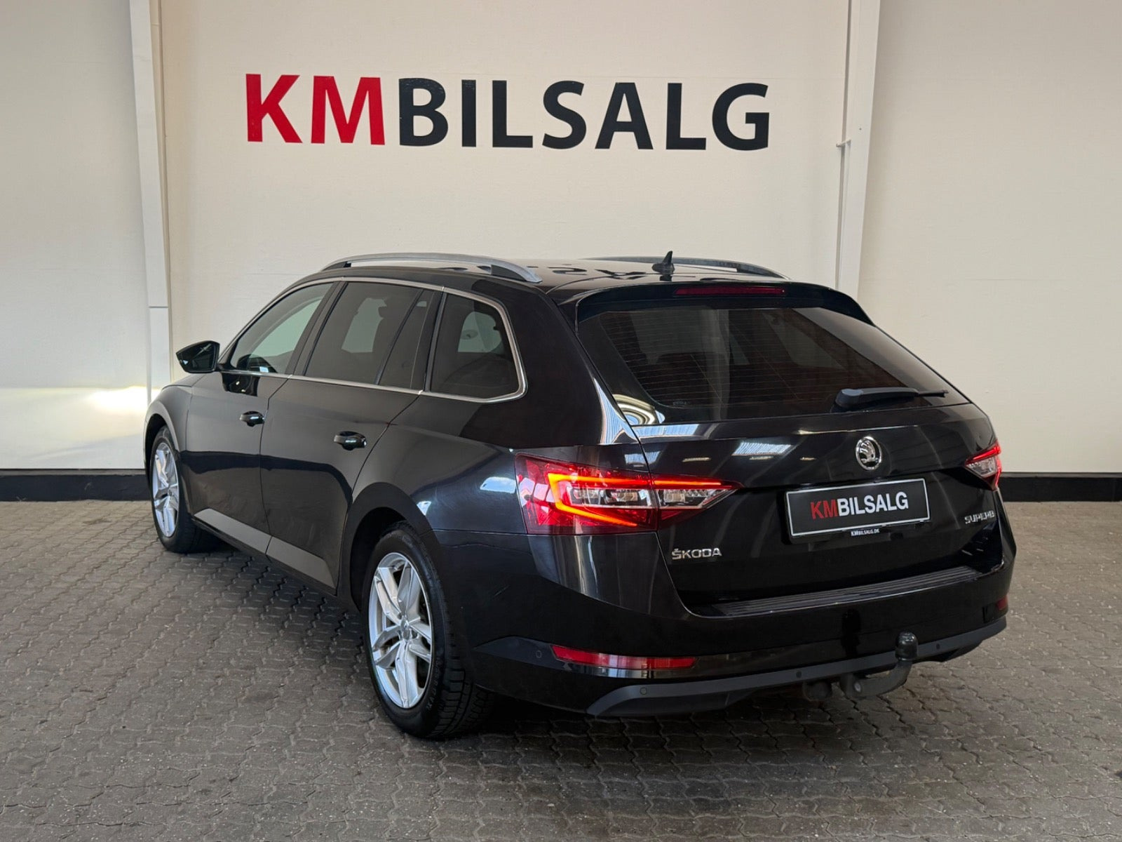 Sort Skoda Superb fra 2019
