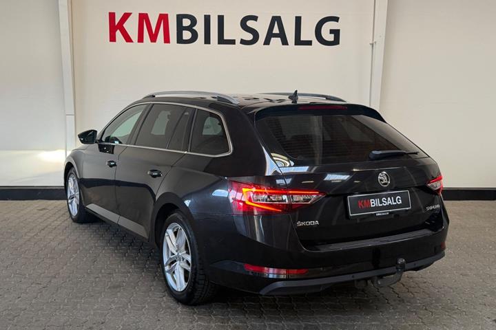 Sort Skoda Superb fra 2019