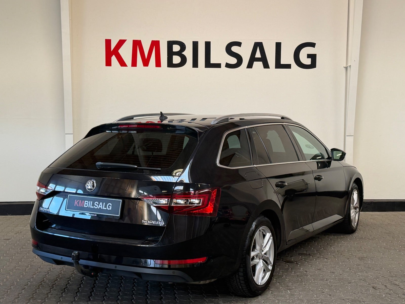 Sort Skoda Superb fra 2019