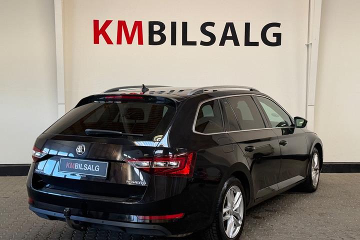 Sort Skoda Superb fra 2019