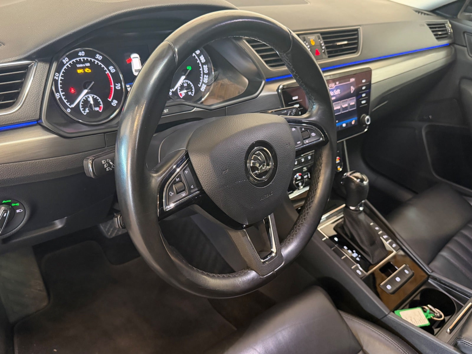 Sort Skoda Superb fra 2019