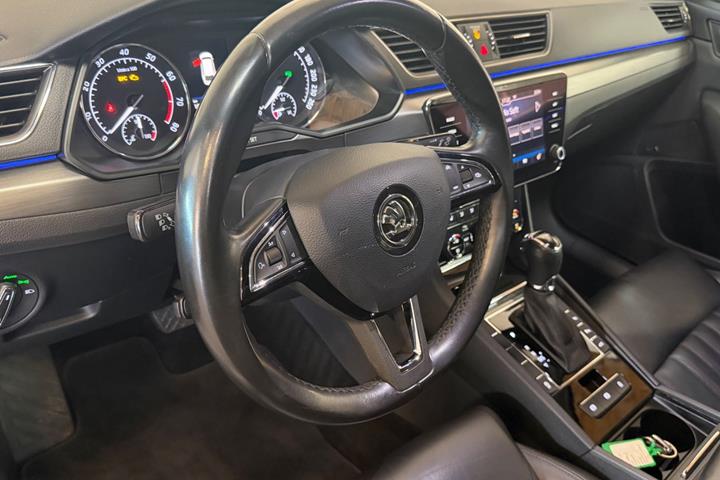 Sort Skoda Superb fra 2019
