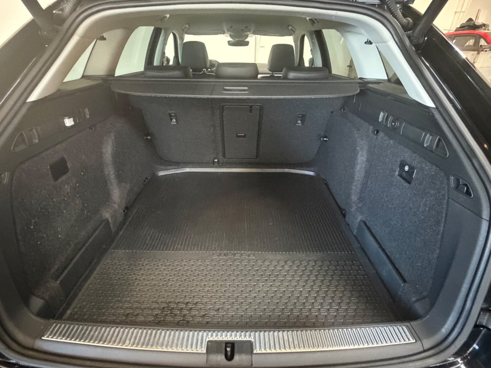 Sort Skoda Superb fra 2019