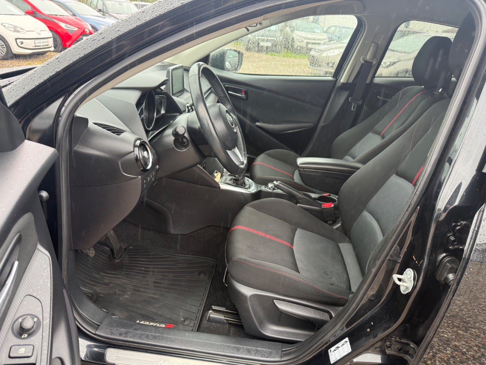 Sort Mazda 2 fra 2015