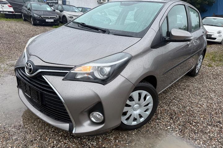 Beige Toyota Yaris fra 2015