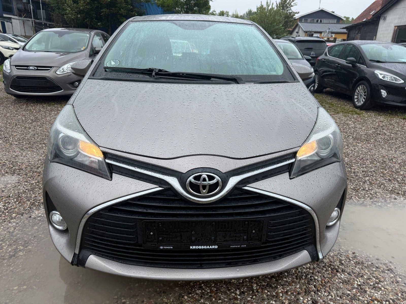 Beige Toyota Yaris fra 2015