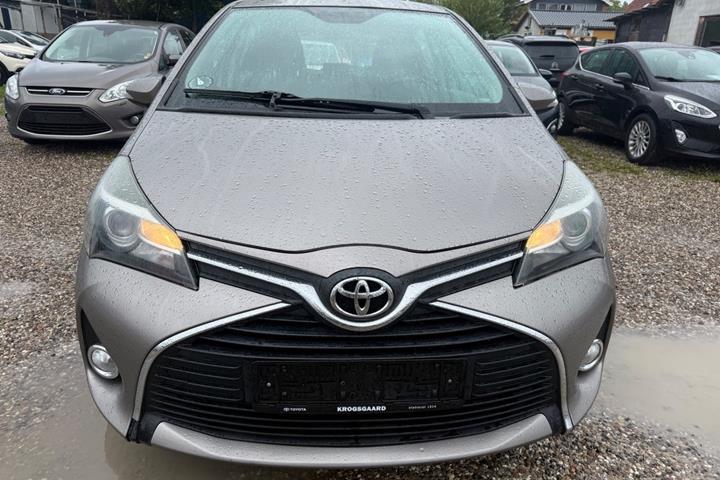 Beige Toyota Yaris fra 2015
