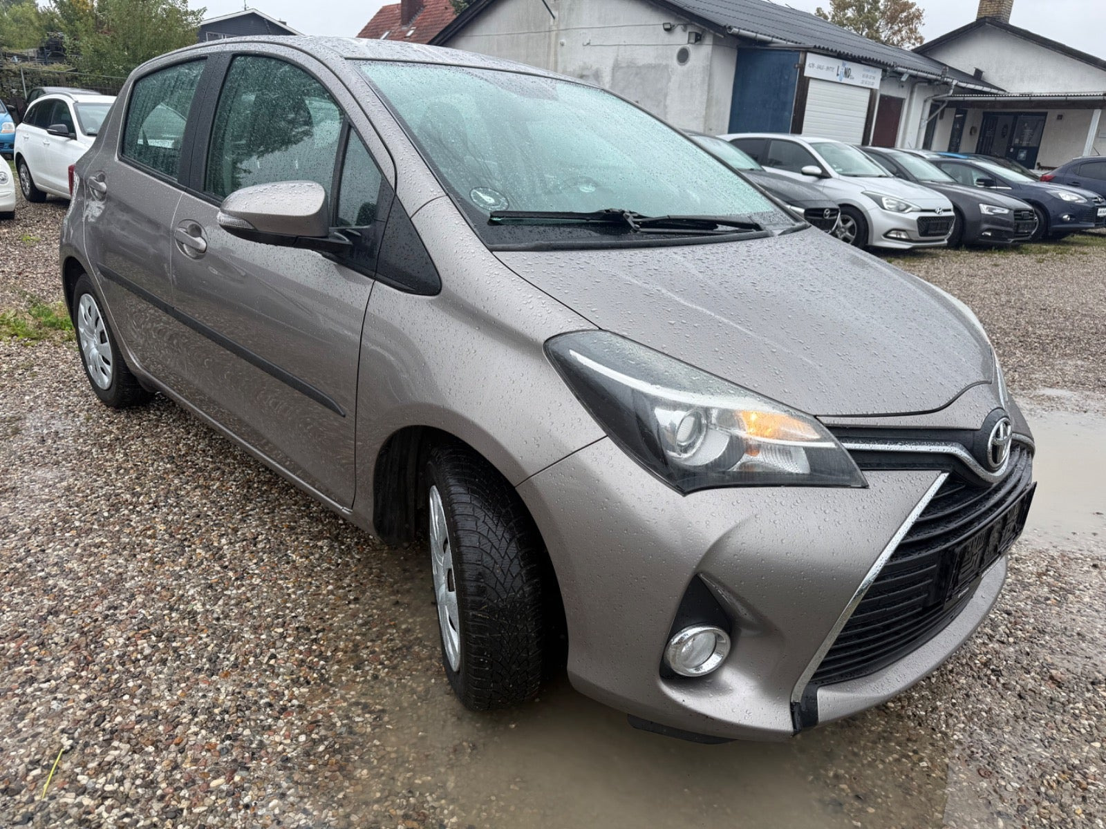 Beige Toyota Yaris fra 2015
