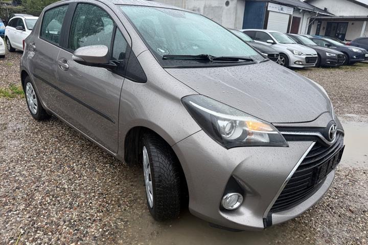 Beige Toyota Yaris fra 2015