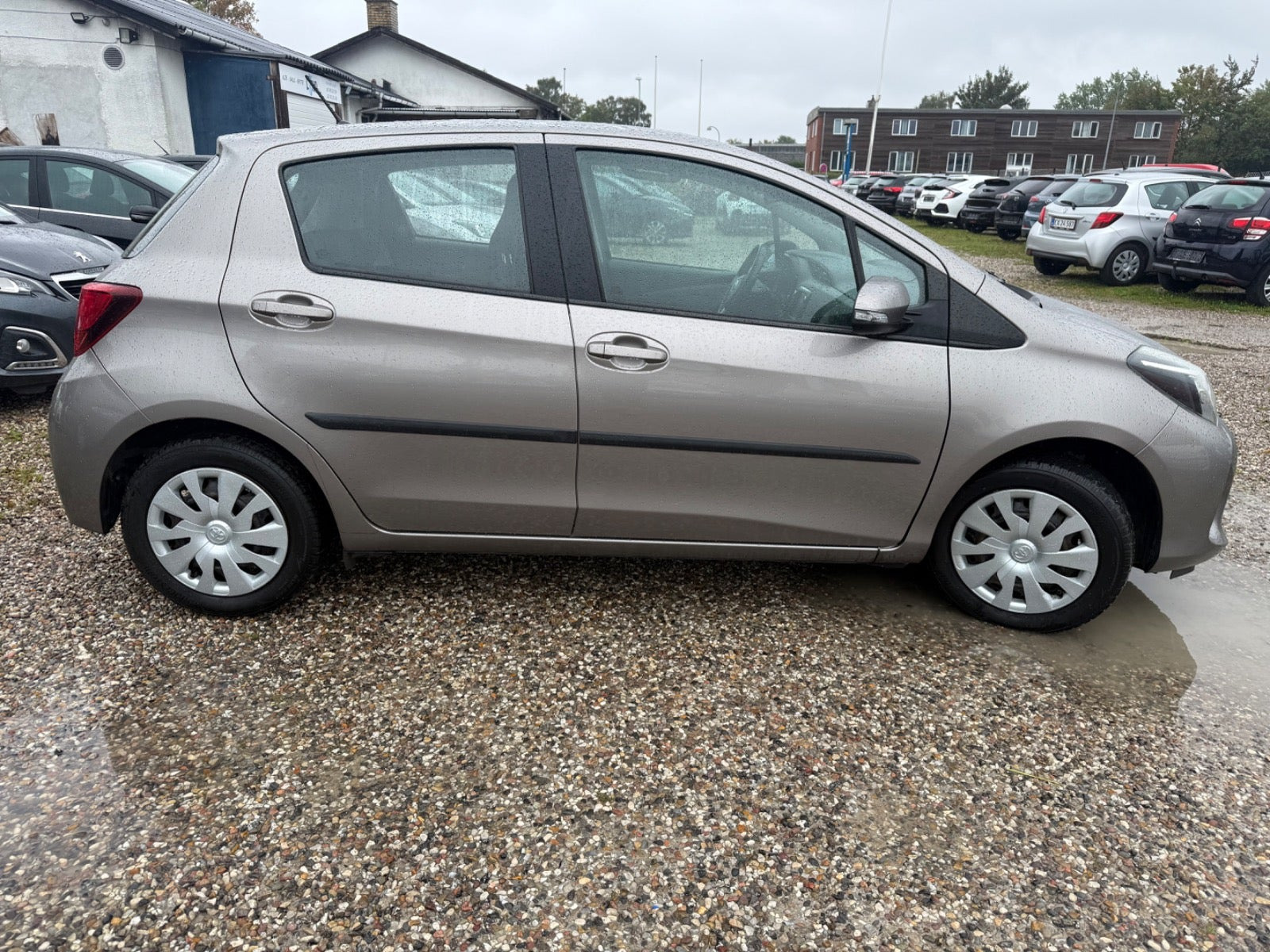 Beige Toyota Yaris fra 2015