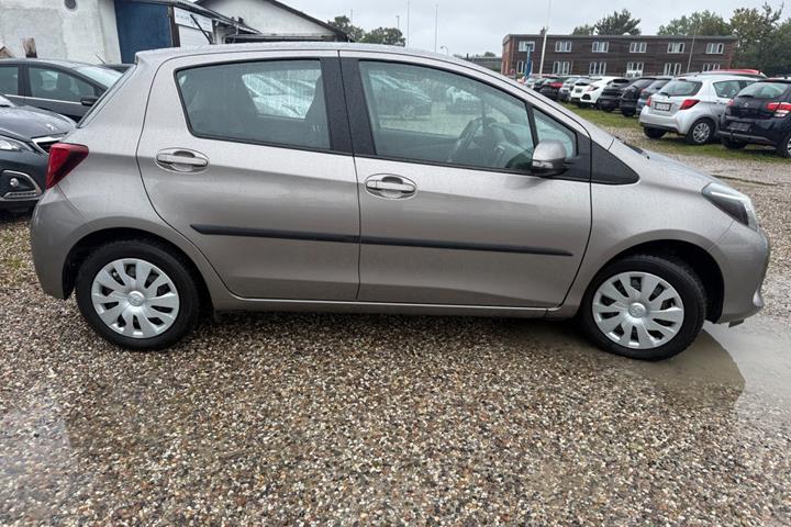 Beige Toyota Yaris fra 2015