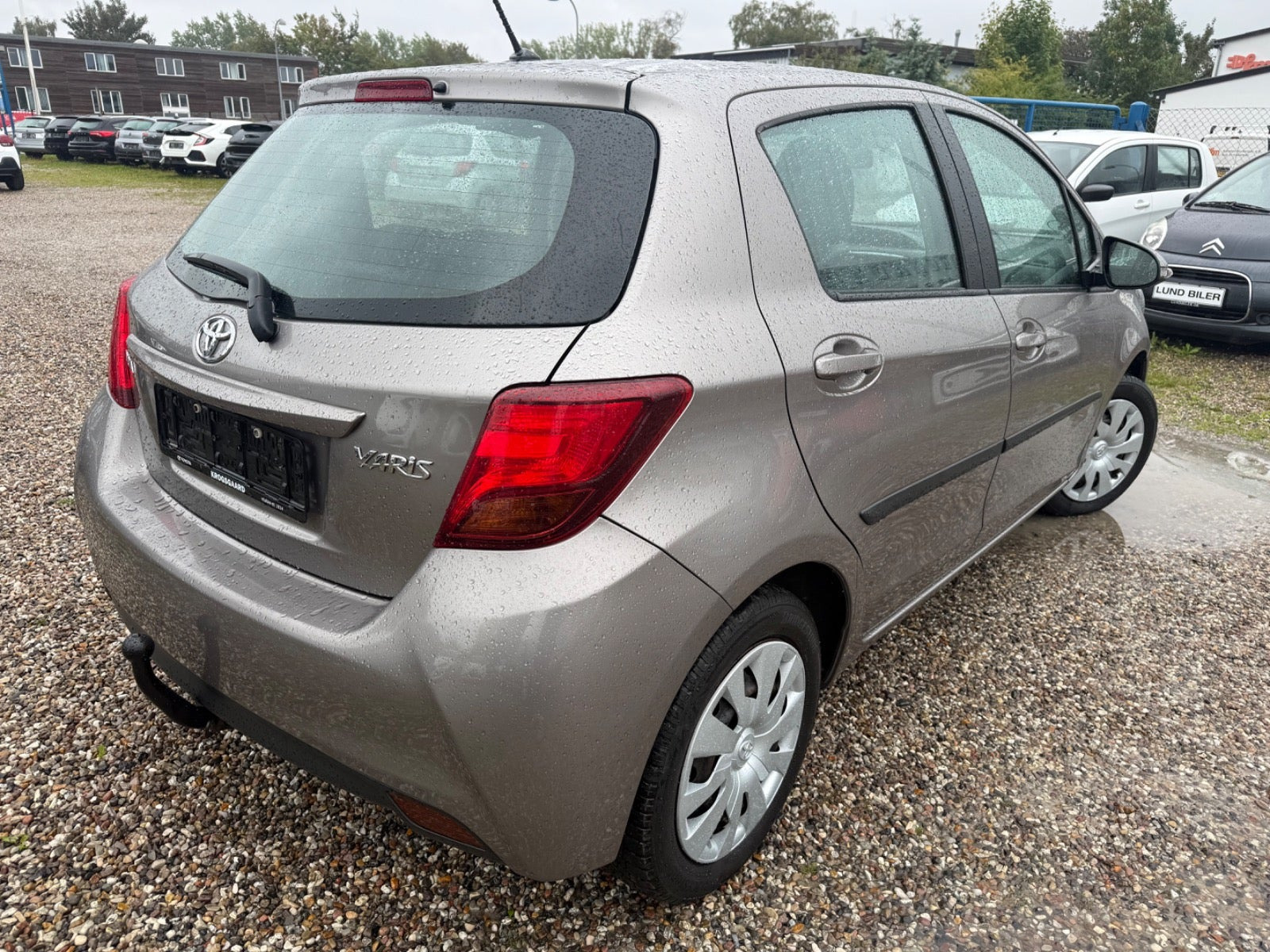 Beige Toyota Yaris fra 2015