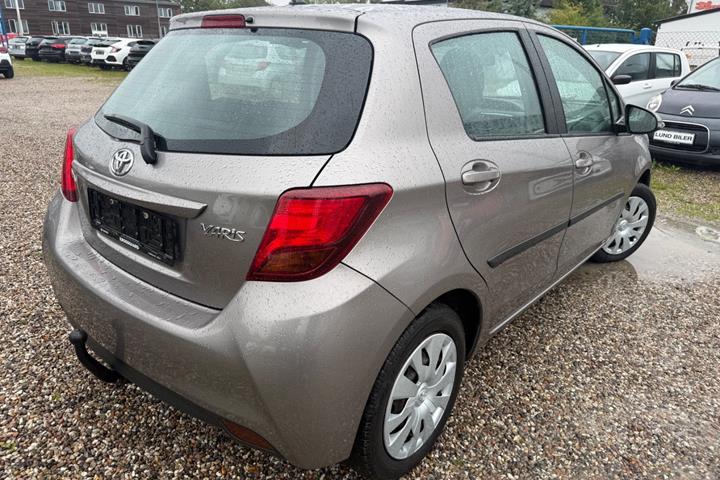 Beige Toyota Yaris fra 2015