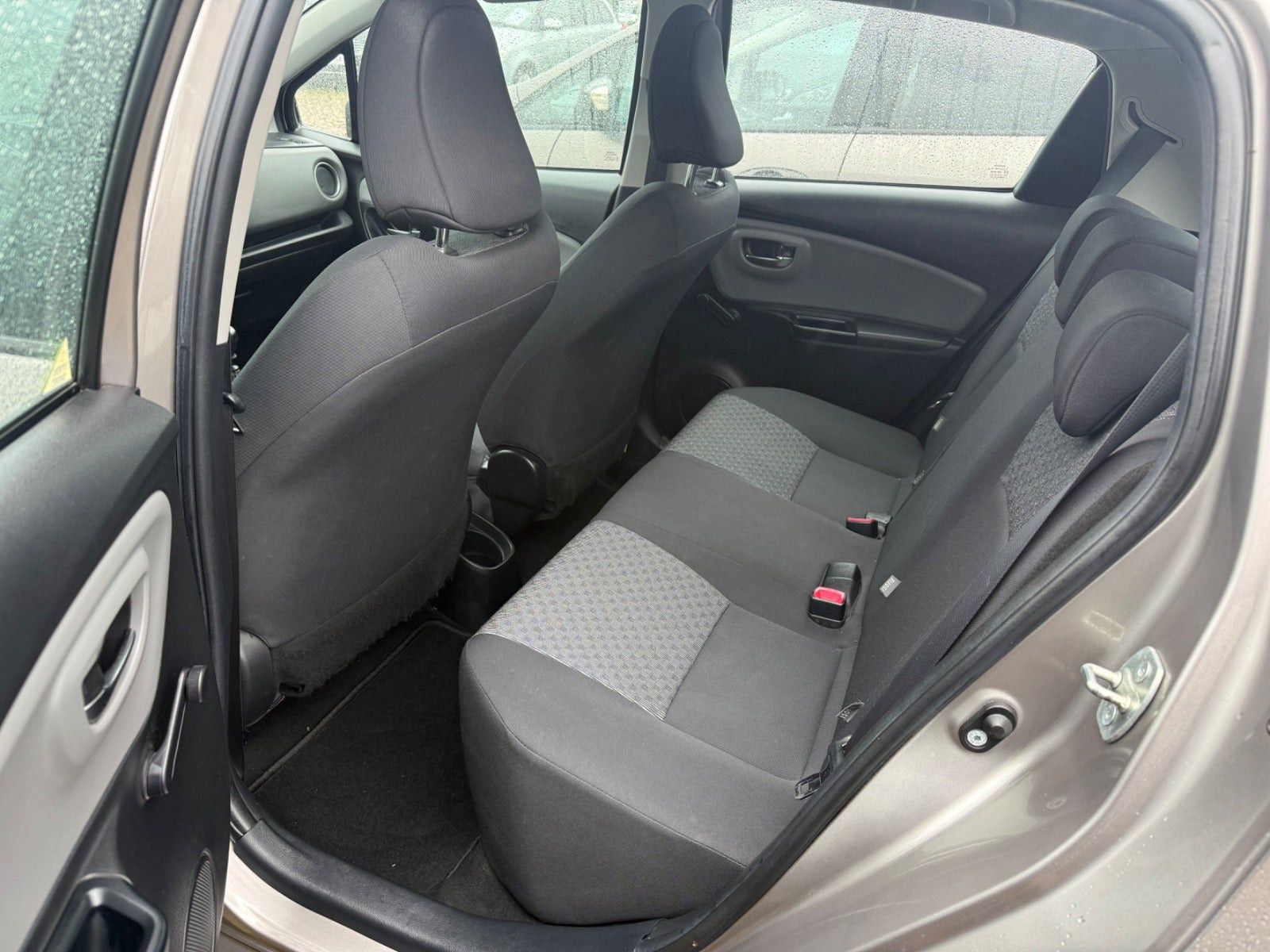Beige Toyota Yaris fra 2015