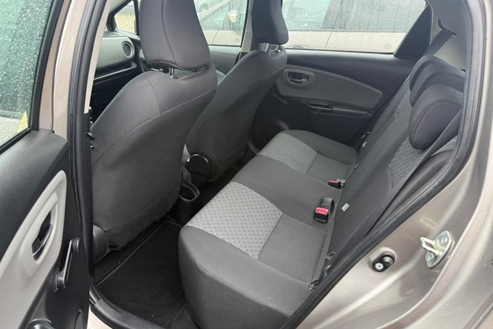 Beige Toyota Yaris fra 2015