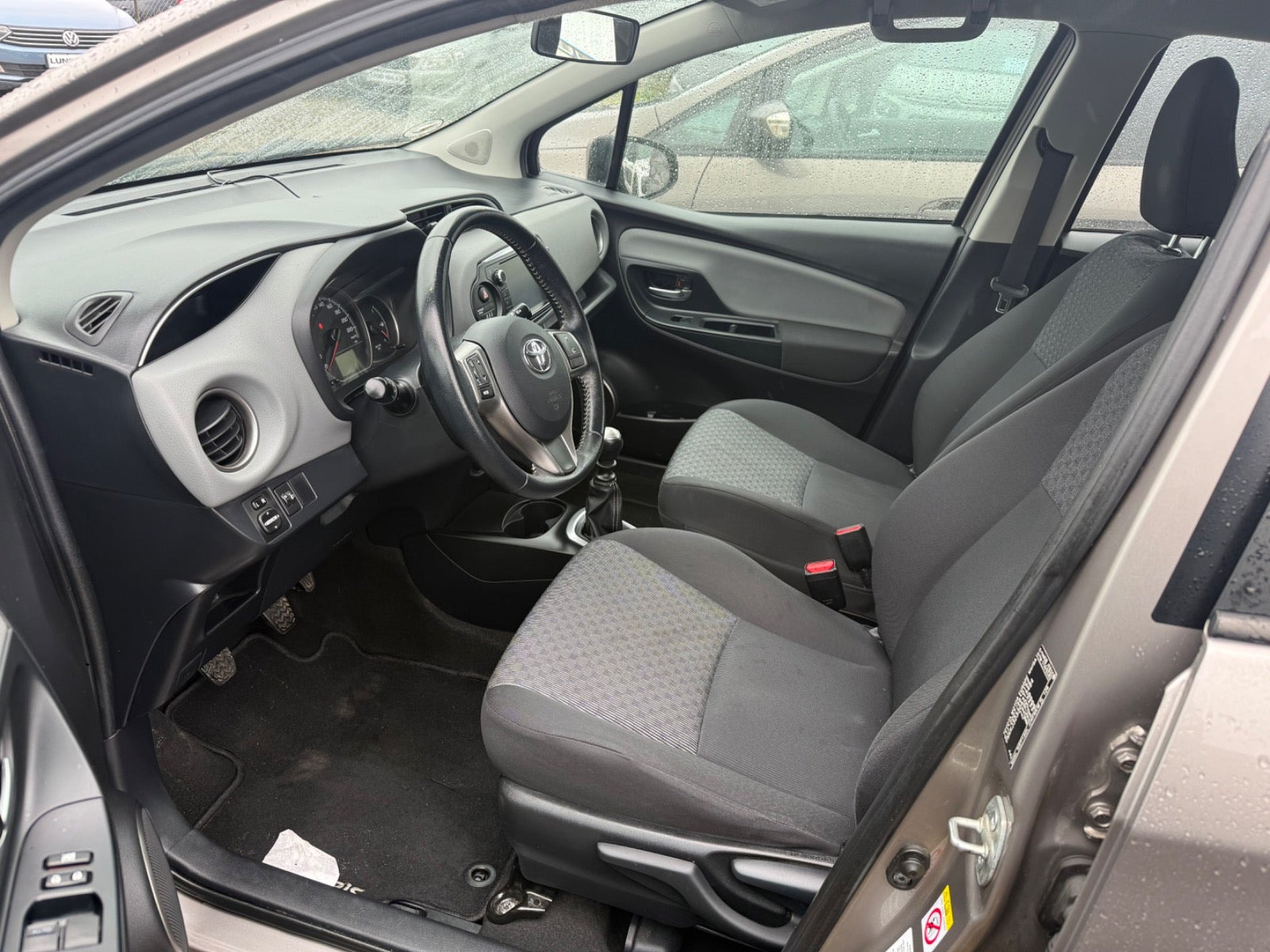 Beige Toyota Yaris fra 2015