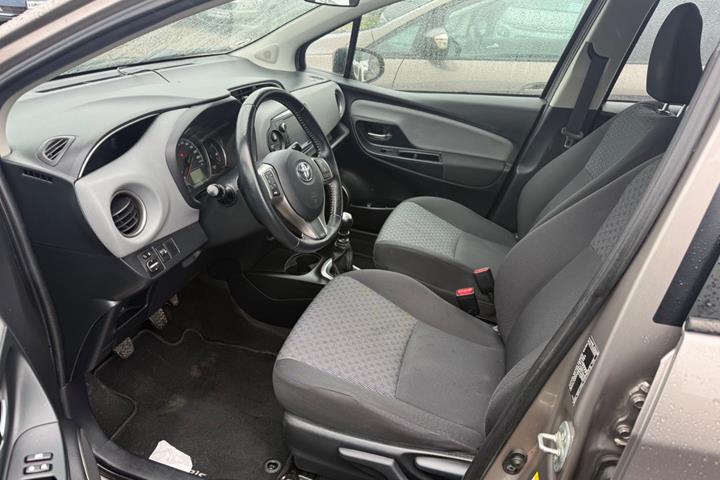 Beige Toyota Yaris fra 2015