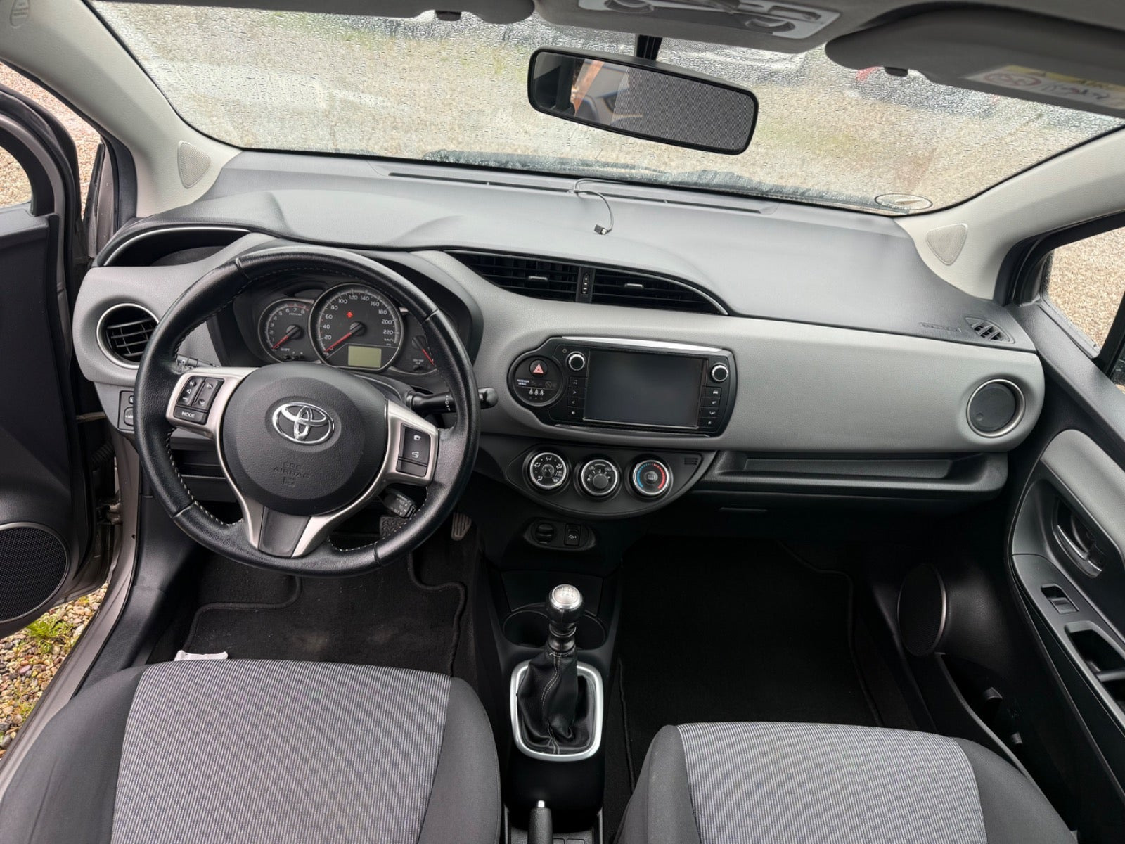 Beige Toyota Yaris fra 2015