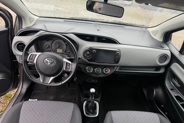 Beige Toyota Yaris fra 2015