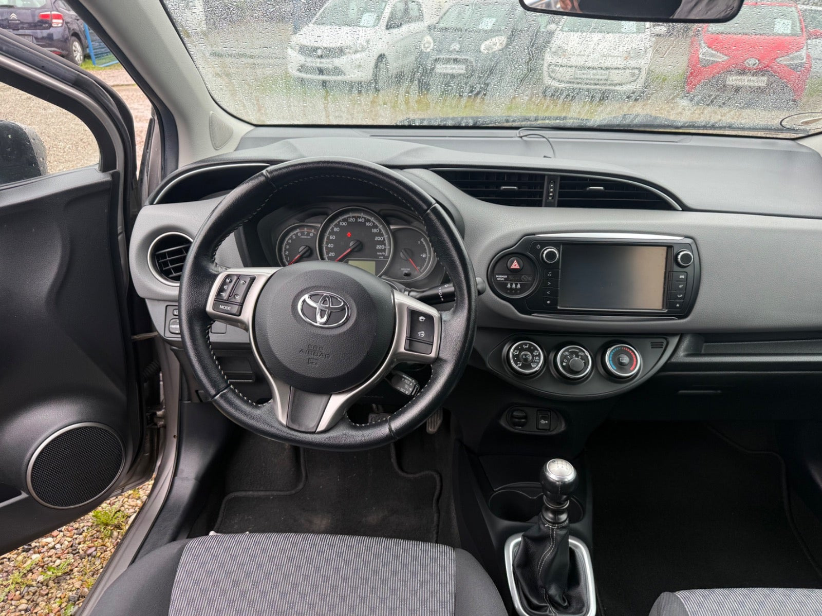 Beige Toyota Yaris fra 2015