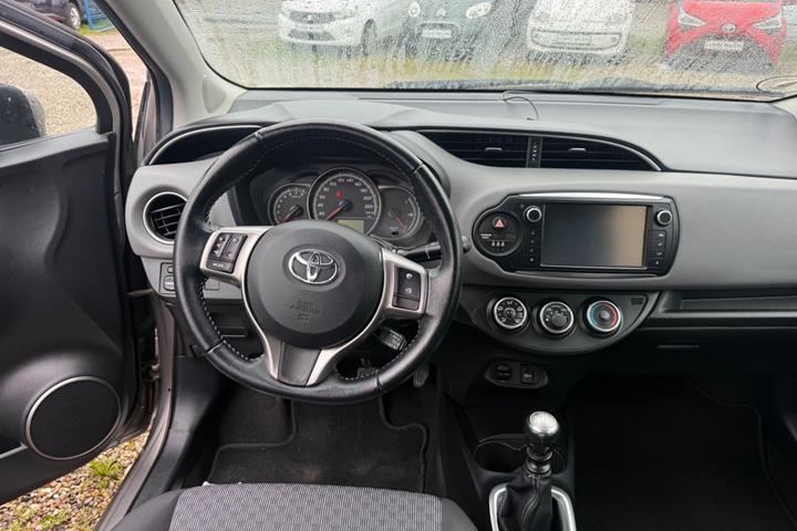Beige Toyota Yaris fra 2015