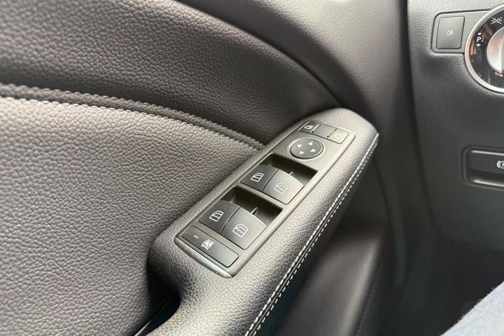 Sort Mercedes B180 d fra 2016