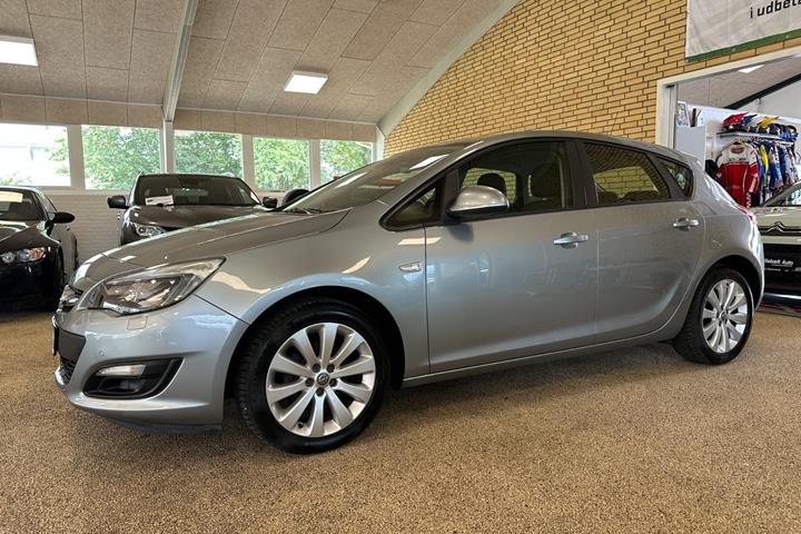 Grå Opel Astra fra 2013