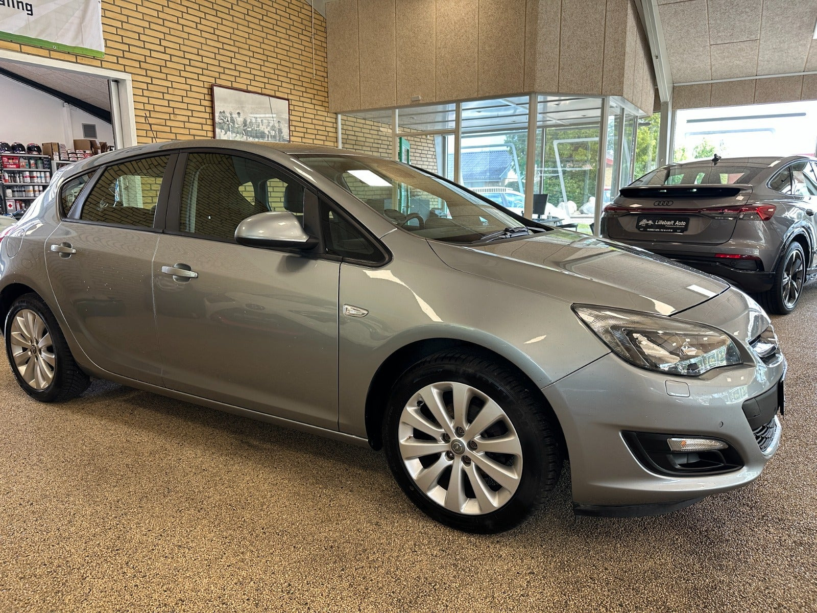 Grå Opel Astra fra 2013