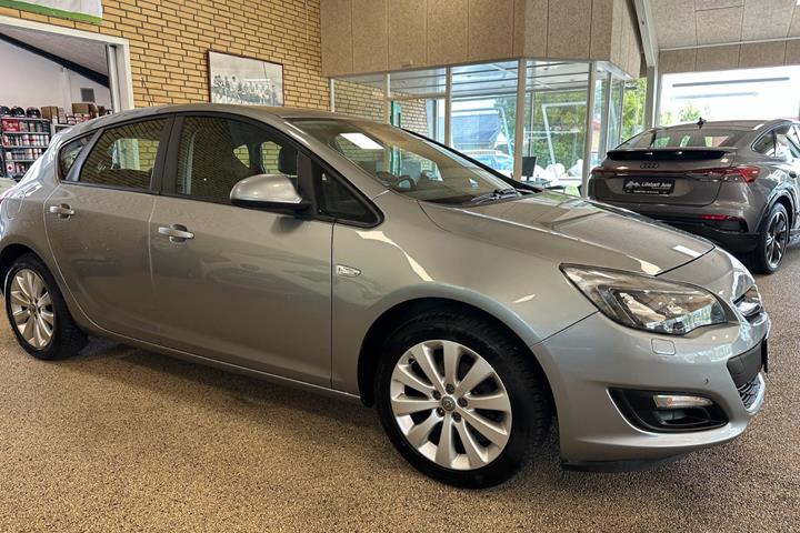 Grå Opel Astra fra 2013