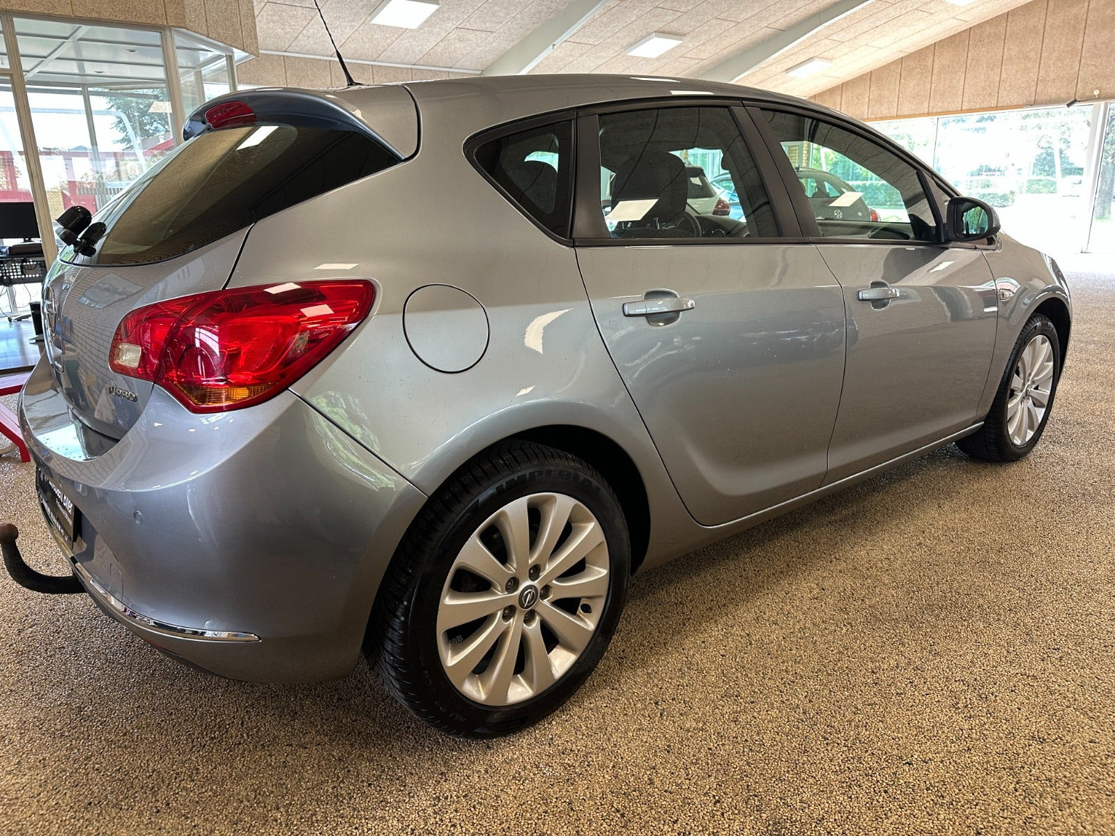 Grå Opel Astra fra 2013