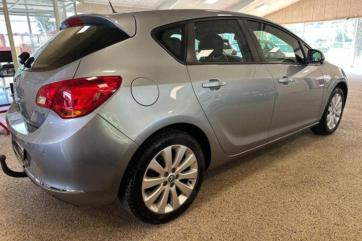 Grå Opel Astra fra 2013