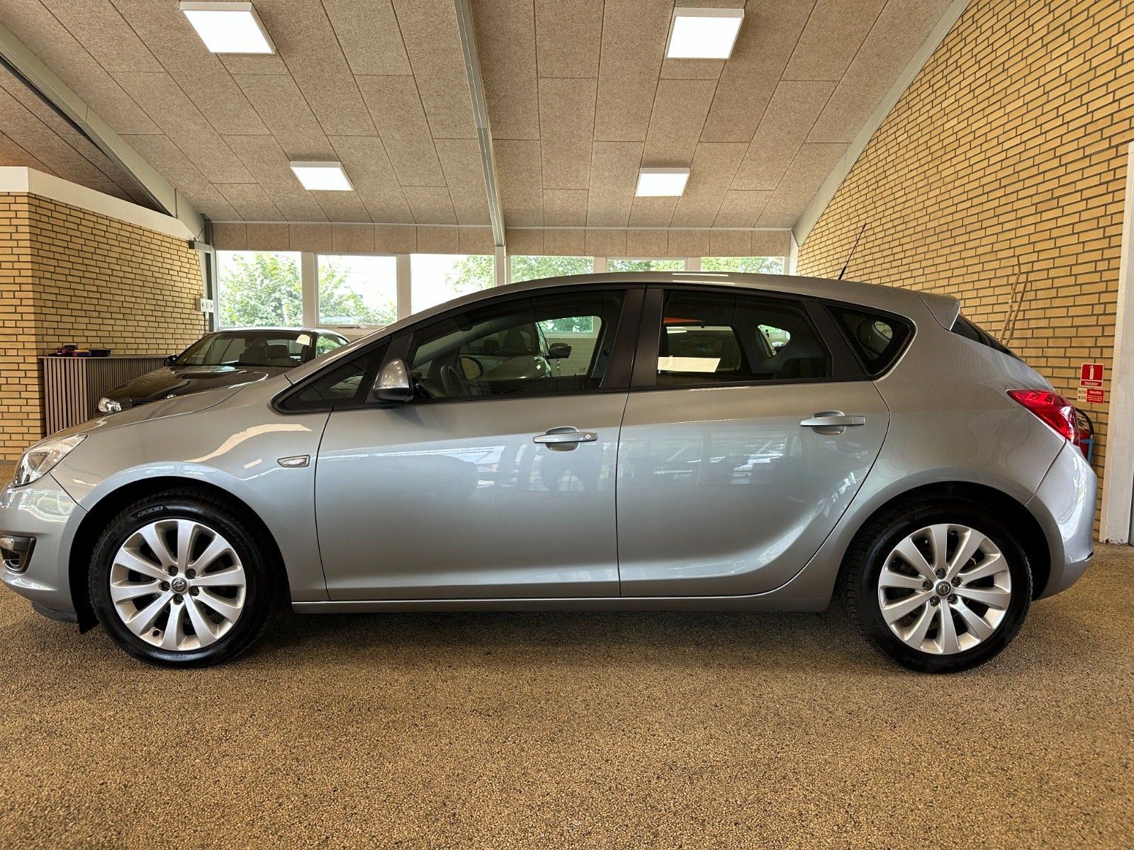 Grå Opel Astra fra 2013