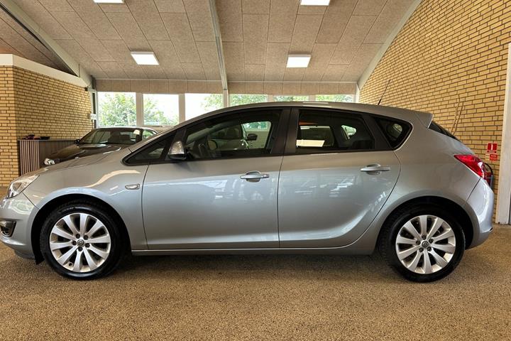 Grå Opel Astra fra 2013