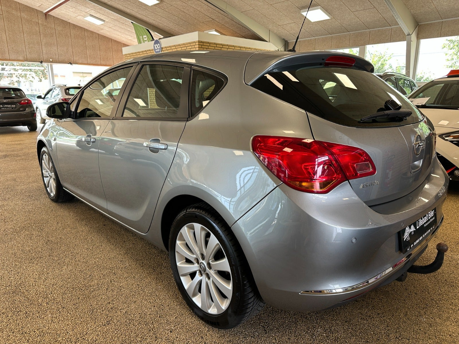Grå Opel Astra fra 2013