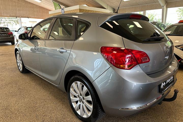 Grå Opel Astra fra 2013