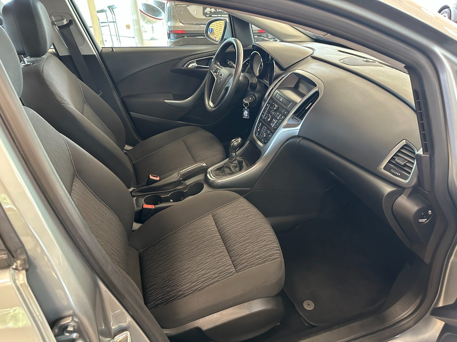 Grå Opel Astra fra 2013