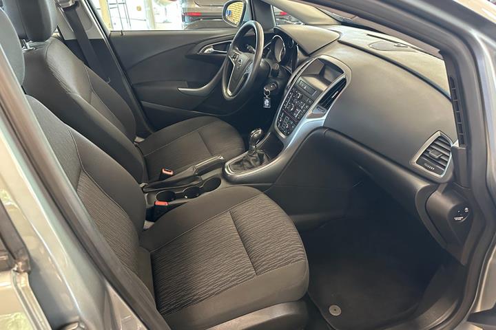 Grå Opel Astra fra 2013