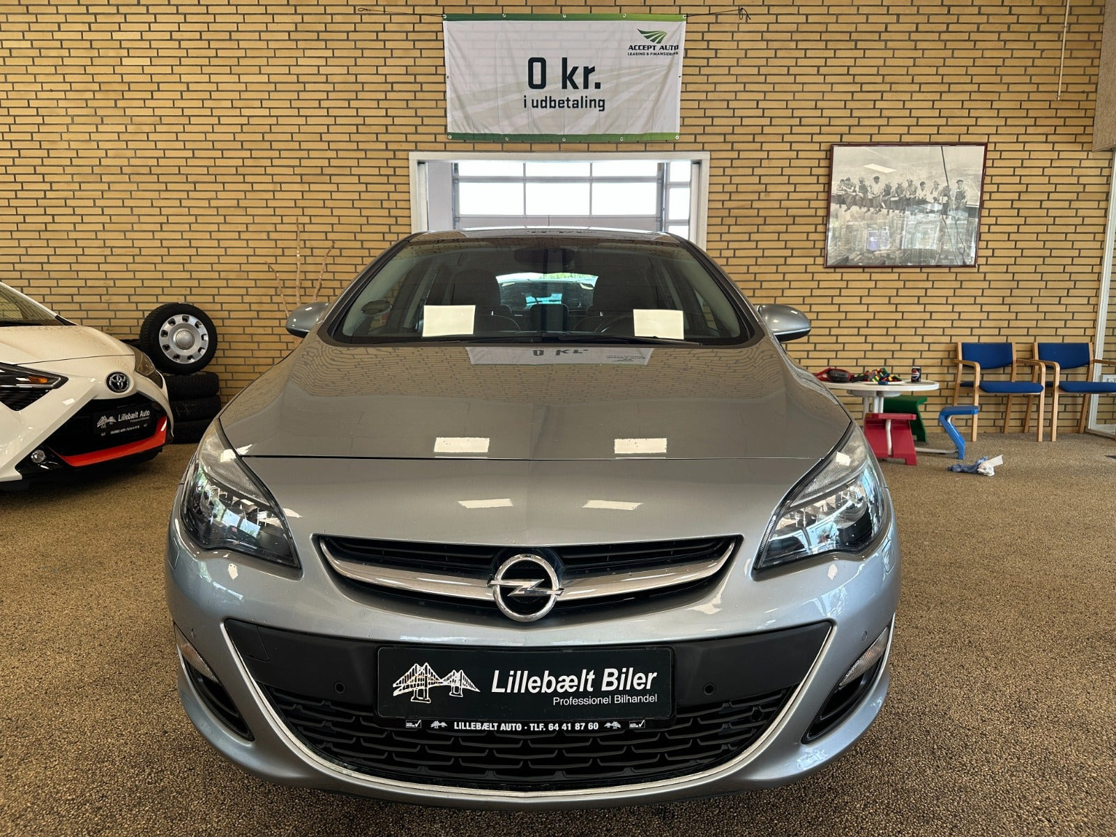 Grå Opel Astra fra 2013