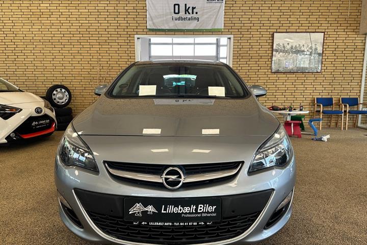 Grå Opel Astra fra 2013