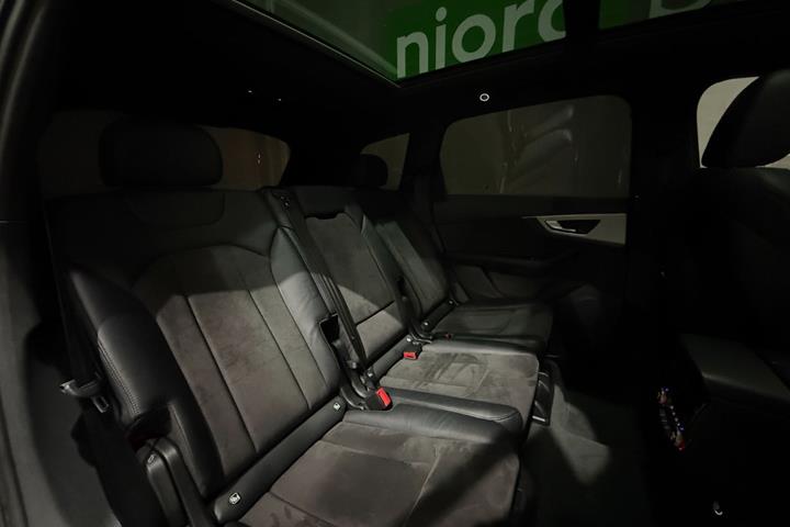 Sort Audi Q7 fra 2018