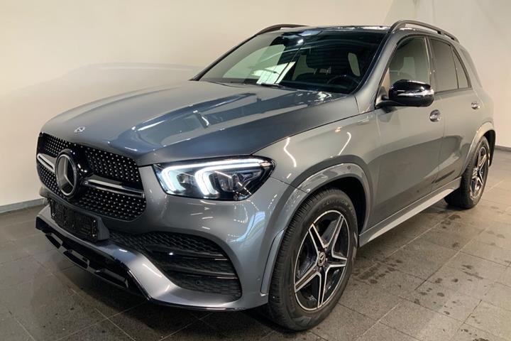 Grå Mercedes GLE400 d fra 2023 set udefra