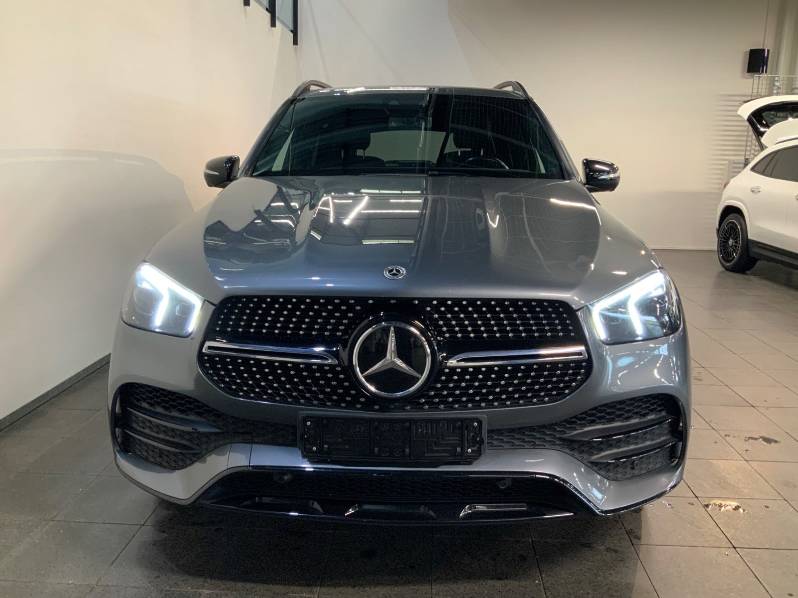 Grå Mercedes GLE400 d fra 2023