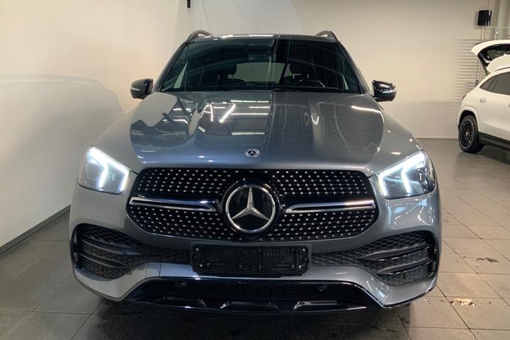 Grå Mercedes GLE400 d fra 2023