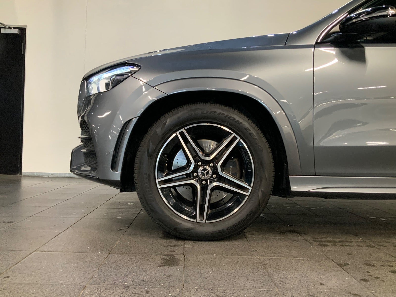 Grå Mercedes GLE400 d fra 2023