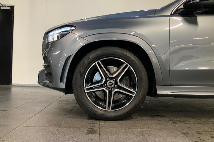Grå Mercedes GLE400 d fra 2023