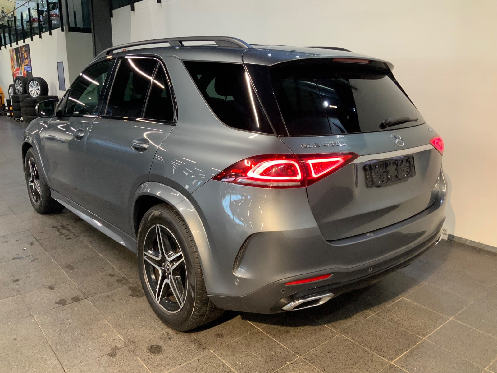 Grå Mercedes GLE400 d fra 2023