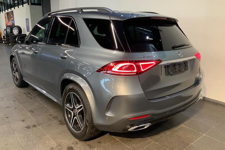 Grå Mercedes GLE400 d fra 2023