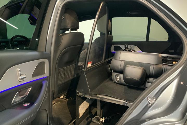 Grå Mercedes GLE400 d fra 2023