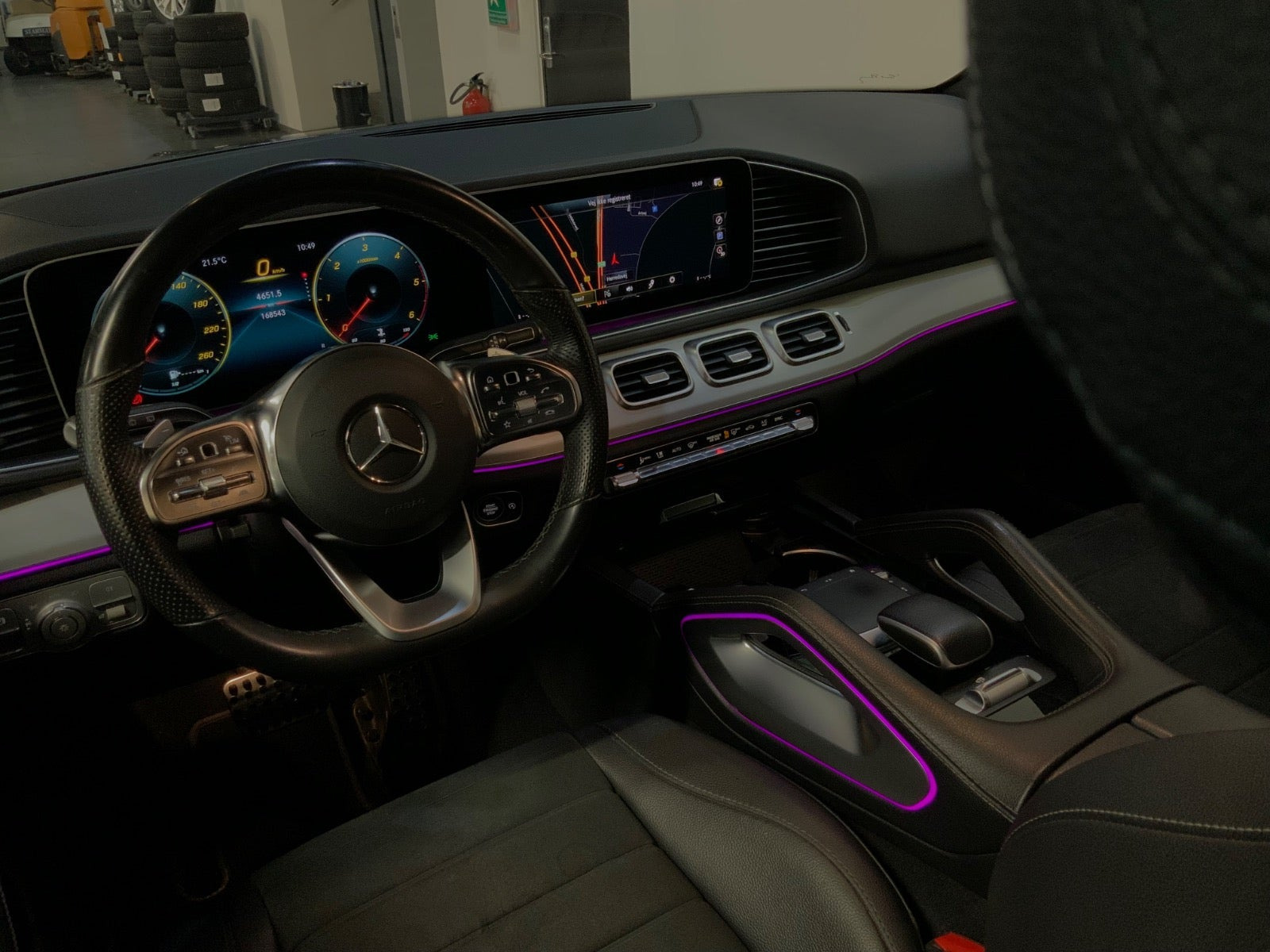 Grå Mercedes GLE400 d fra 2023